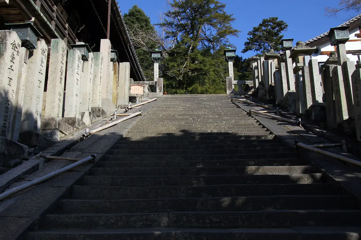 The covered stairway to Nigatsudo