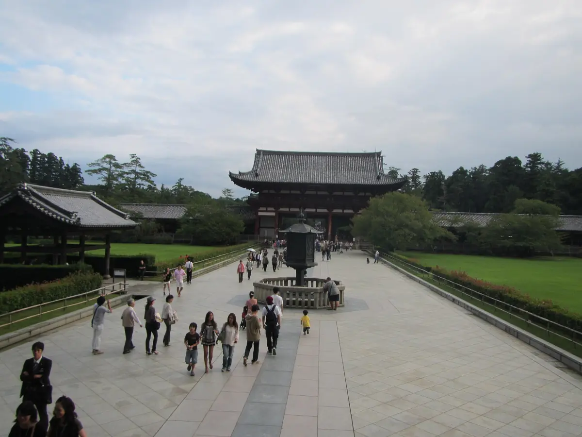 The path from the middle gate to the hall