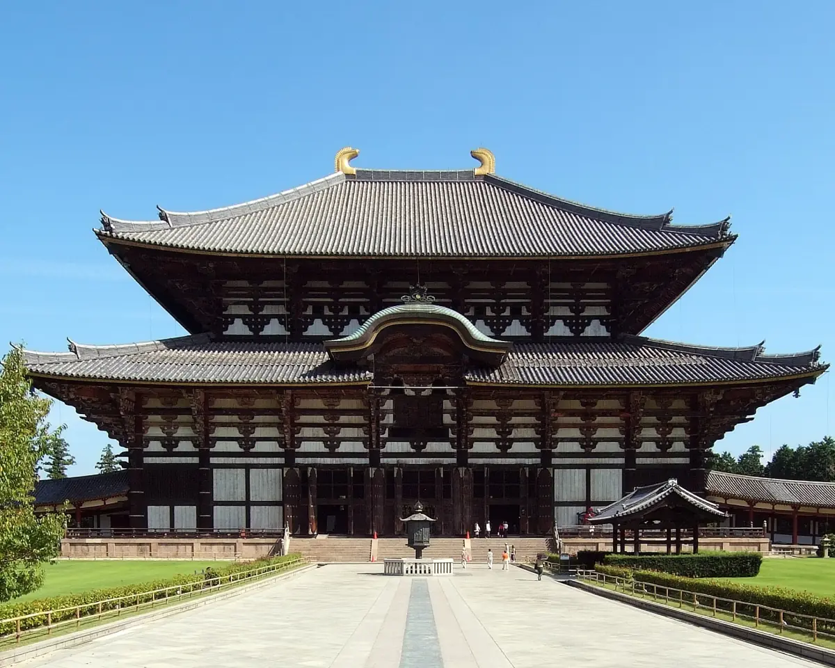 The approach to the Great Buddha Hall